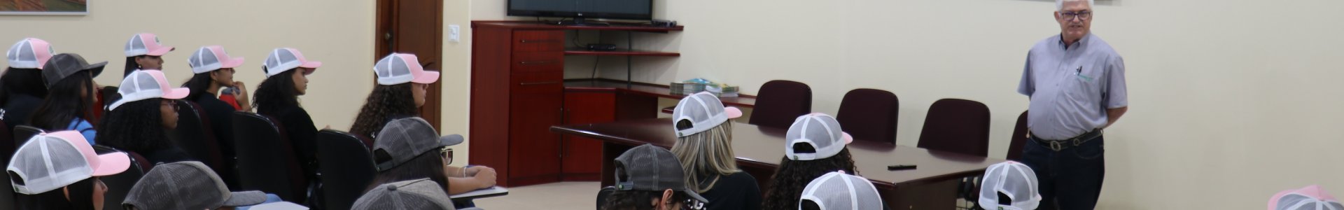 Alunos do curso técnico em agronegócio visitam a Coagru