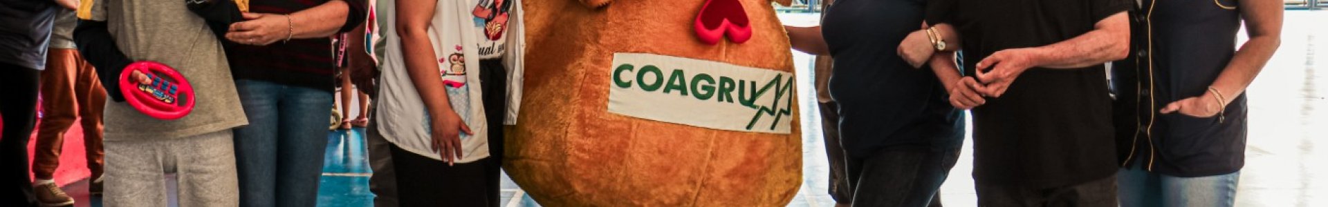 Mascote da Coagru alegra a Semana da Criança na APAE de Ubiratã