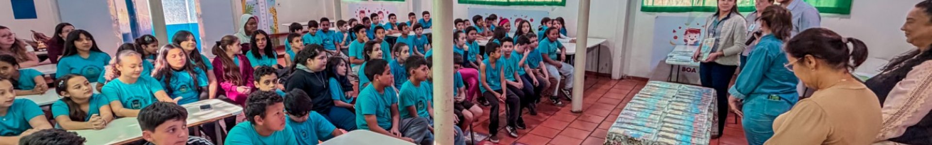 Coagru entrega cartilhas de Educação Financeira e do Projeto Lado Bom do Agro em Nova Cantu