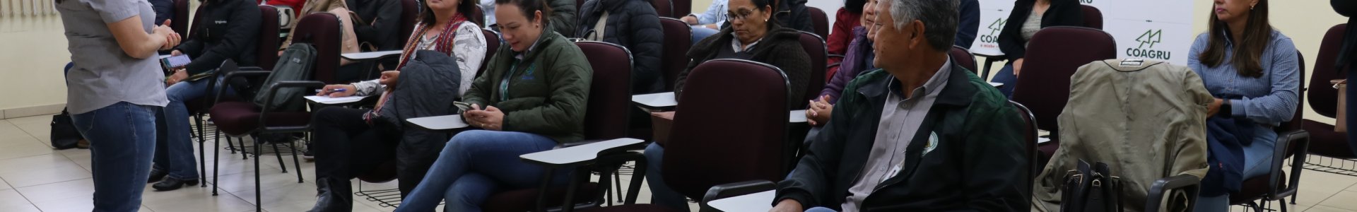 Cooperadas participam de uma visita à Coagru