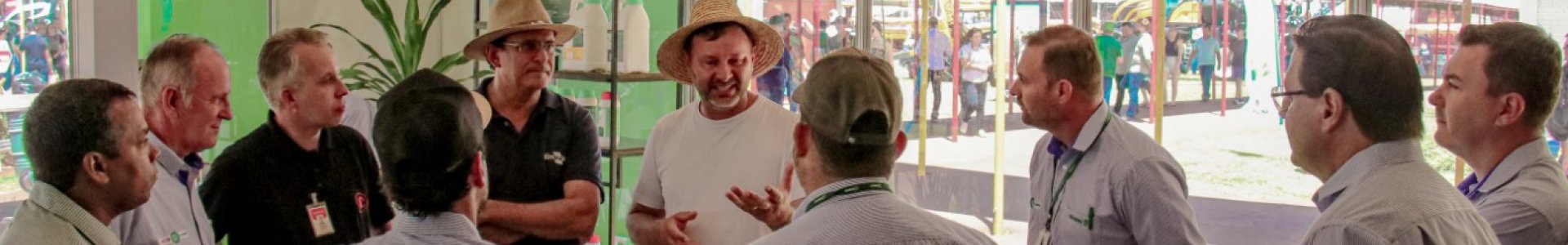 Influencer do agro Laércio Dalla Vecchia visita estande da Coagru no Show Rural Coopavel 
