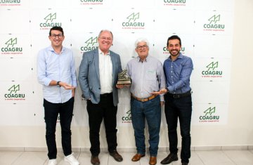 SICREDI VISITA COAGRU PELOS 50 ANOS DE FUNDAO