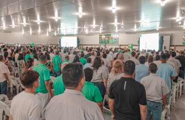 familias-da-coagru-participam-de-encontro-com-leo-farah