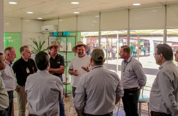 influencer-do-agro-laercio-dalla-vecchia-visita-estande-da-coagru-no-show-rural-coopavel