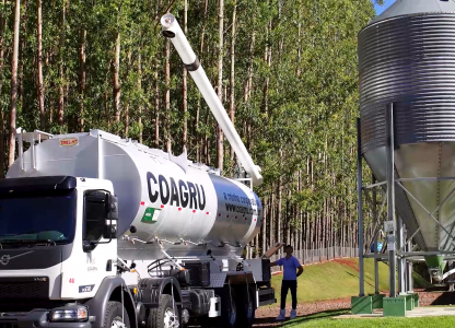 Conectividade em tempo real integra a logística da Coagru com o manejo prático no aviário