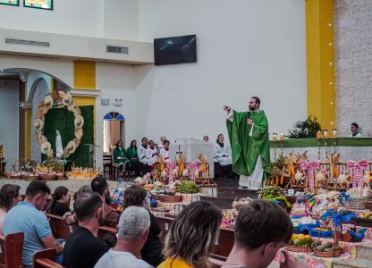 Entre a fé e a colheita, comunidade celebra o trabalho dos agricultores 