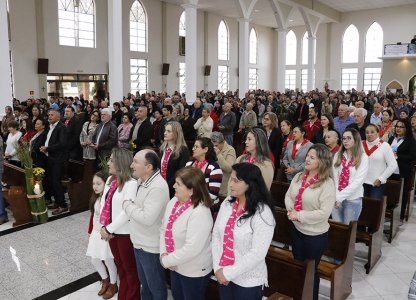 Cooperados da Coagru agradecem os bons frutos da colheita