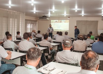 Reunião técnica com empresas parceiras atualiza informações sobre a cultura da soja