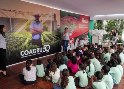 Coagru recebe alunos no estande da Expobira