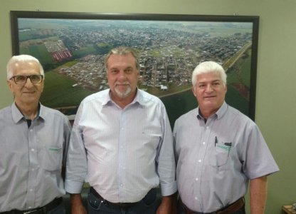 DIRETORES DA COAGRU VISITAM PREFEITO DE UBIRATÃ