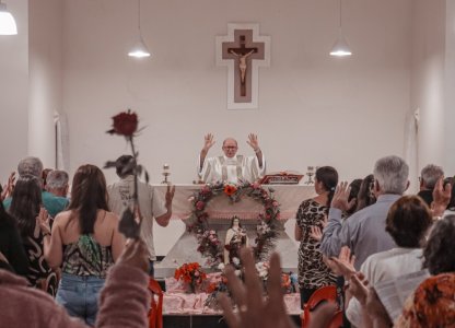 Capela Santa Teresinha recebe fiéis para oitavo dia da novena