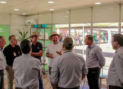 Influencer do agro Laércio Dalla Vecchia visita estande da Coagru no Show Rural Coopavel 
