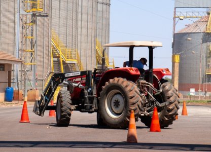 Treinamento NR 11 capacita colaboradores para operação segura de tratores