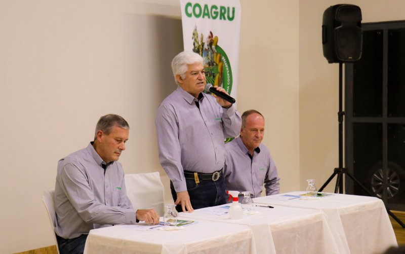 Coagru realiza entrega de material educativo para associados da comunidade Caratuva