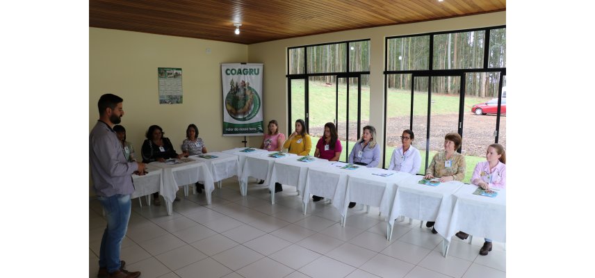 Nova Turma de Gestoras Avícolas Recebe Certificado de Conclusão de Treinamento