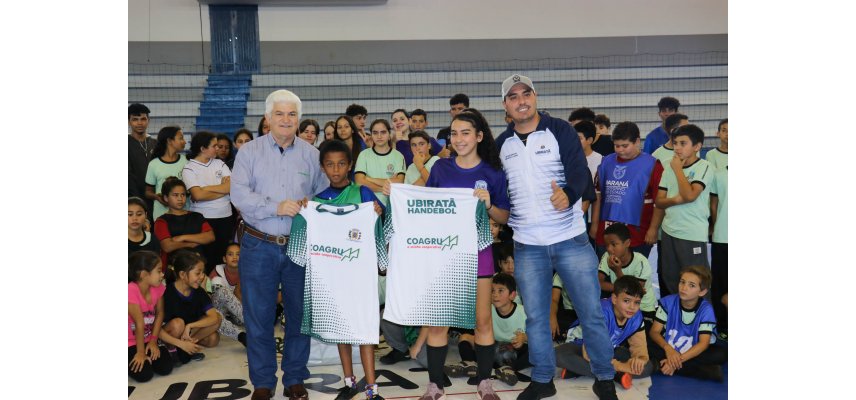 Coagru faz doação de uniformes para treino à crianças e adolescentes de Ubiratã
