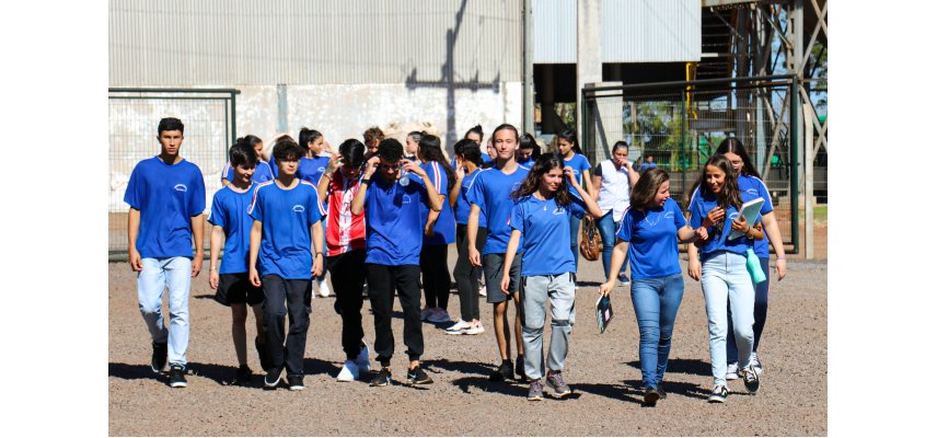 Alunos de Nova Cantu visitam moinho de trigo da Coagru