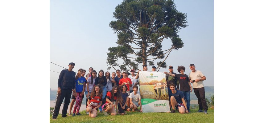 Jovens do Projeto Lidercoop Coagru Concluem Fases Modulares com Treinamento Vivencial de Sucesso