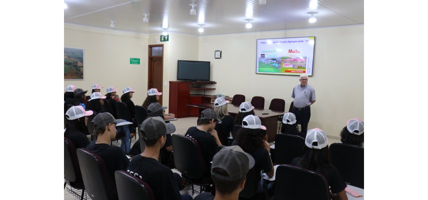 Alunos do curso técnico em agronegócio visitam a Coagru
