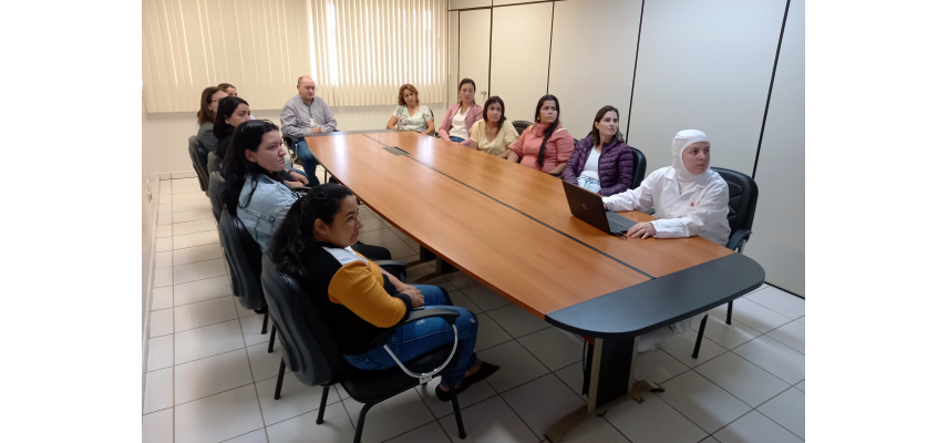 Grupo de avicultoras e granjeiras visitam a Unitá
