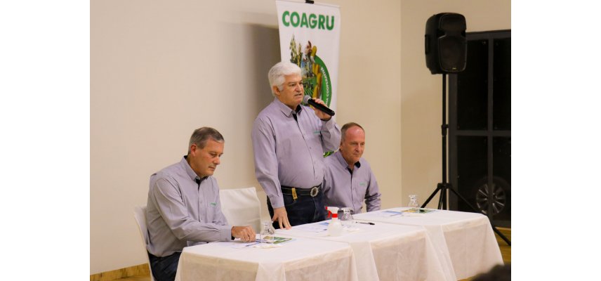 Coagru realiza entrega de material educativo para associados da comunidade Caratuva