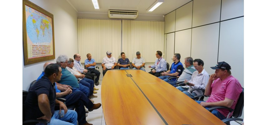 Comitiva de associados visita instalações da Unitá