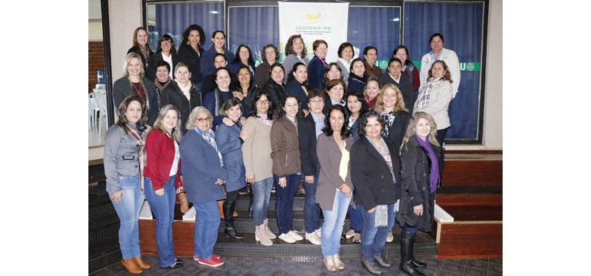 Mulheres participam de treinamento sobre Marketing Pessoal e Etiqueta Social