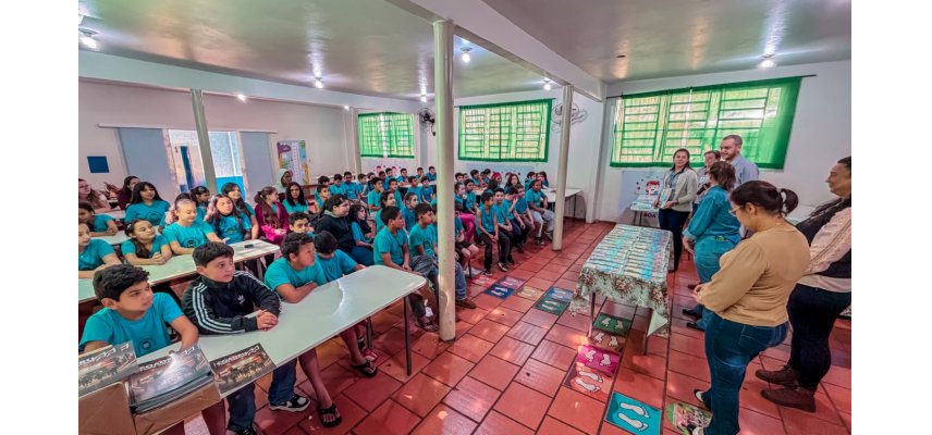 Coagru entrega cartilhas de Educação Financeira e do Projeto Lado Bom do Agro em Nova Cantu