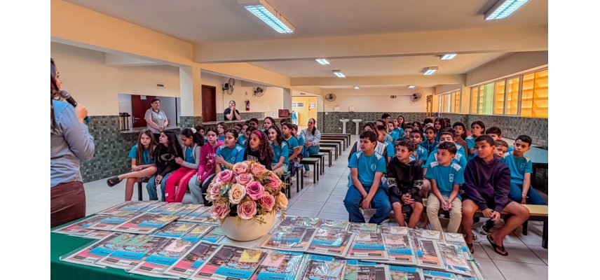 Coagru entrega cartilhas de Projetos do CooperMulher em escolas de Juranda