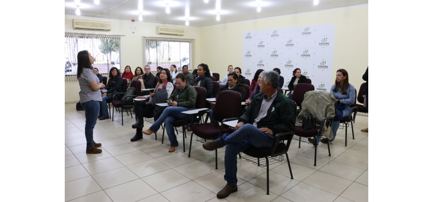 Cooperadas participam de uma visita à Coagru