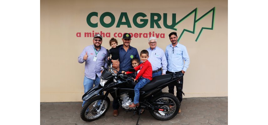 Associados recebem prêmios sorteados no Dia de Campo Inverno
