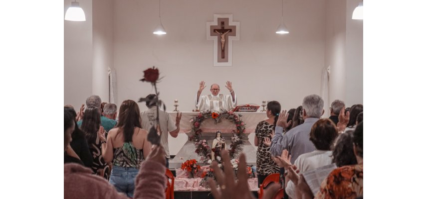 Capela Santa Teresinha recebe fiéis para oitavo dia da novena
